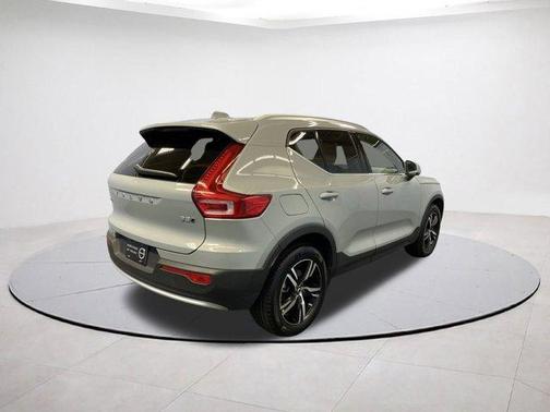 2025 Volvo XC40 B5 Core Bright Theme