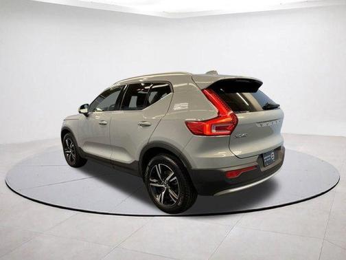 2025 Volvo XC40 B5 Core Bright Theme