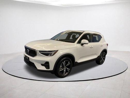 2025 Volvo XC40 B5 Core Bright Theme