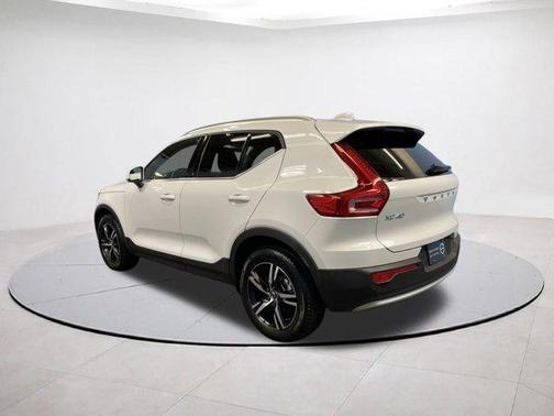 2025 Volvo XC40 B5 Core Bright Theme