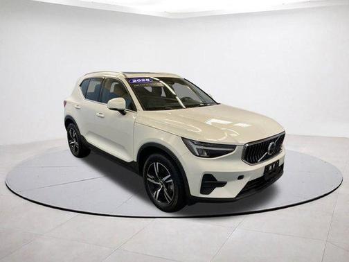 2025 Volvo XC40 B5 Core Bright Theme