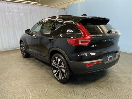 2025 Volvo XC40 B5 Plus Dark Theme
