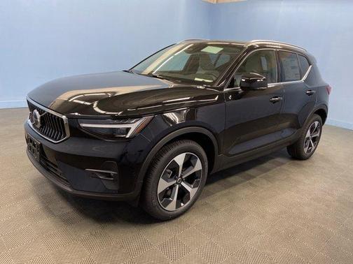 2025 Volvo XC40 B5 Plus Bright Theme