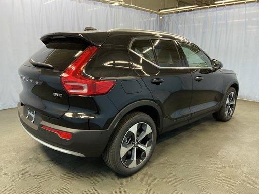 2025 Volvo XC40 B5 Plus Bright Theme