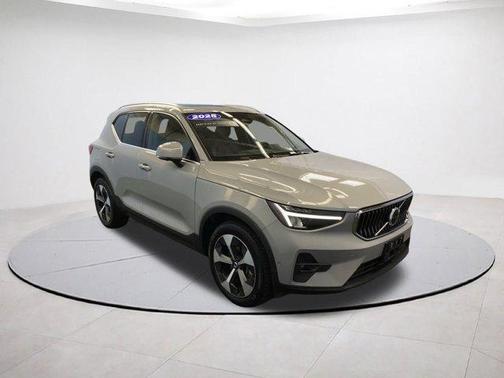 2025 Volvo XC40 B5 Plus Bright Theme