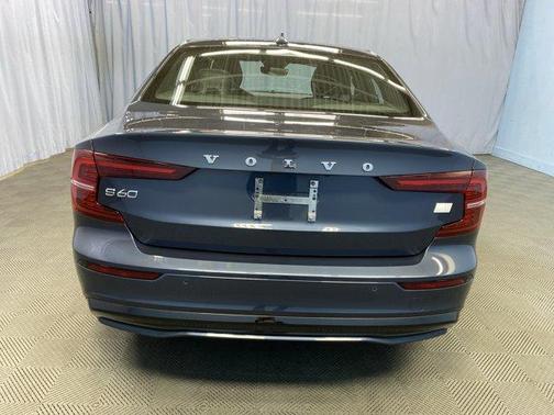 2024 Volvo S60 Recharge Plug-In Hybrid T8 Ultimate Dark Theme
