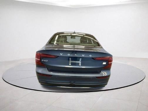 2024 Volvo S60 Recharge Plug-In Hybrid T8 Ultimate Dark Theme
