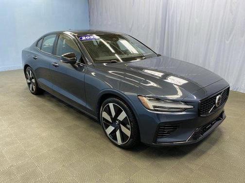 2024 Volvo S60 Recharge Plug-In Hybrid T8 Ultimate Dark Theme