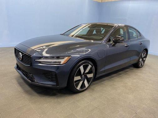 2024 Volvo S60 Recharge Plug-In Hybrid T8 Ultimate Dark Theme