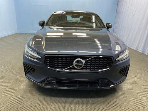 2024 Volvo S60 Recharge Plug-In Hybrid T8 Ultimate Dark Theme