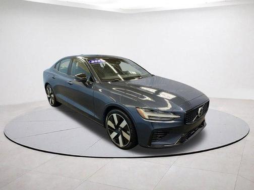 2024 Volvo S60 Recharge Plug-In Hybrid T8 Ultimate Dark Theme