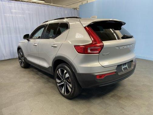 2023 Volvo XC40 B5 Plus Dark Theme