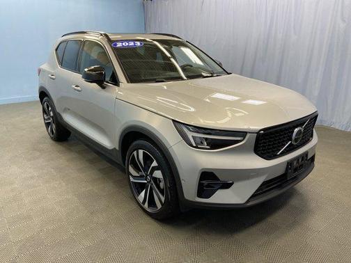 2023 Volvo XC40 B5 Plus Dark Theme