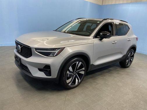 2023 Volvo XC40 B5 Plus Dark Theme
