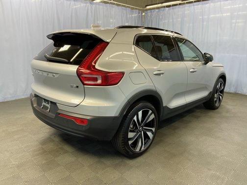 2023 Volvo XC40 B5 Plus Dark Theme