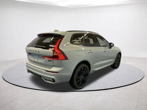 2026 Volvo XC60 B5 Ultra Black Edition