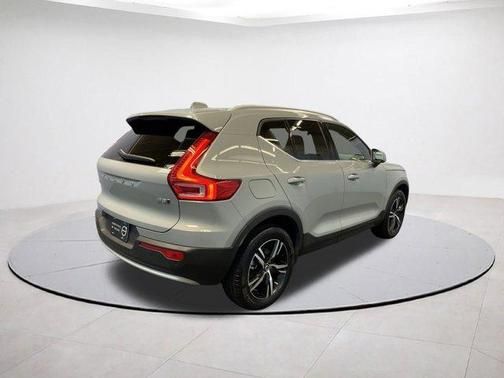 2025 Volvo XC40 B5 Core Bright Theme