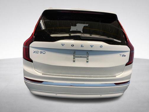 Crystal White Pearl 2026 Volvo XC90 Plug-In Hybrid T8 Plus 7-Seater