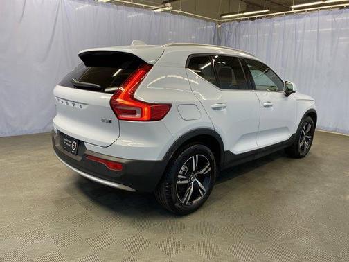 2025 Volvo XC40 B5 Core Bright Theme