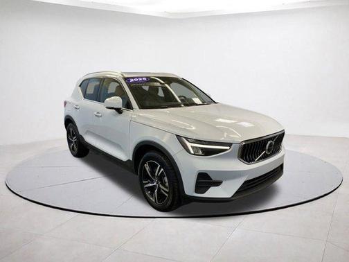2025 Volvo XC40 B5 Core Bright Theme