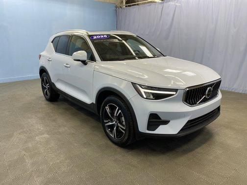 2025 Volvo XC40 B5 Core Bright Theme