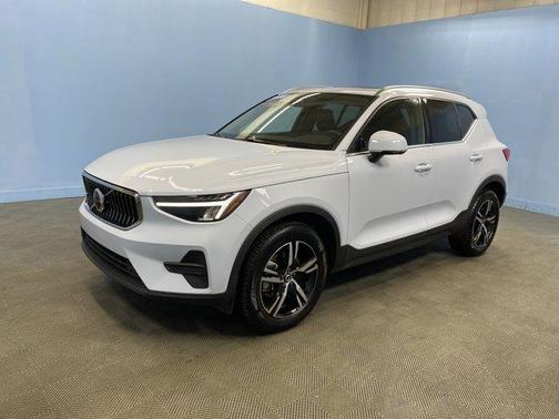 2025 Volvo XC40 B5 Core Bright Theme