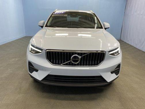 2025 Volvo XC40 B5 Core Bright Theme