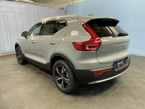 2025 Volvo XC40 B5 Core Bright Theme