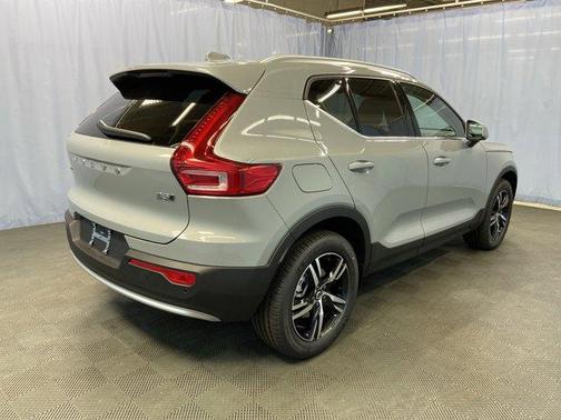 2025 Volvo XC40 B5 Core Bright Theme