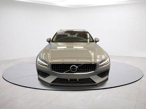 2025 Volvo V60 Cross Country B5 Plus