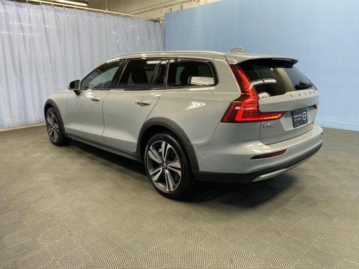 2025 Volvo V60 Cross Country B5 Plus