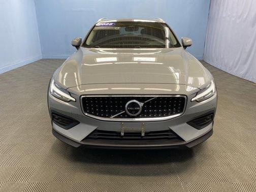 2025 Volvo V60 Cross Country B5 Plus