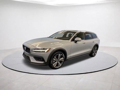 2025 Volvo V60 Cross Country B5 Plus