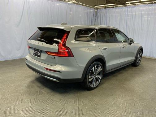 2025 Volvo V60 Cross Country B5 Plus