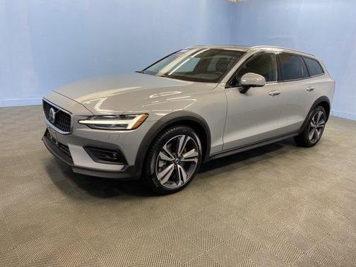 2025 Volvo V60 Cross Country B5 Plus