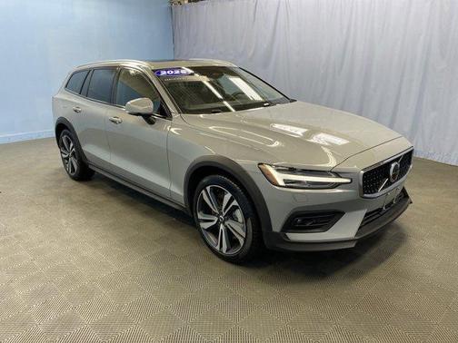 2025 Volvo V60 Cross Country B5 Plus