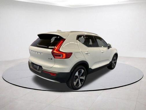 2025 Volvo XC40 B5 Core Bright Theme