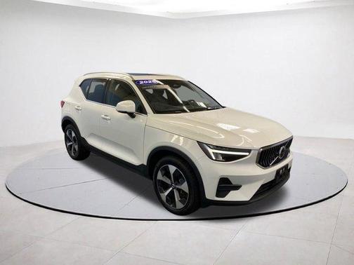 2025 Volvo XC40 B5 Core Bright Theme