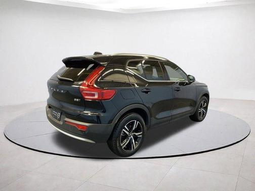 2025 Volvo XC40 B5 Core Bright Theme
