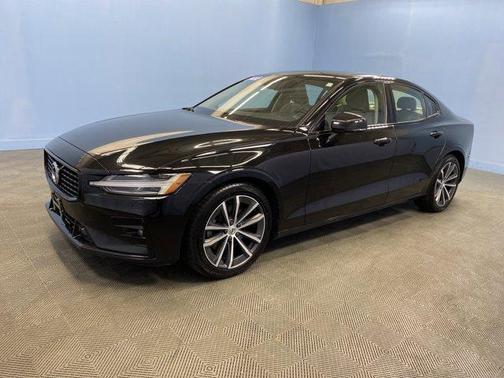 2022 Volvo S60 B5 Momentum