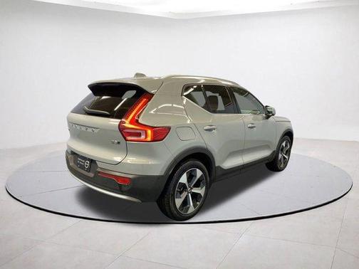 2025 Volvo XC40 B5 Plus Bright Theme