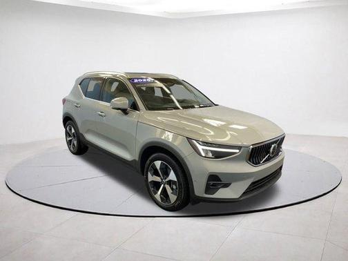 2025 Volvo XC40 B5 Plus Bright Theme