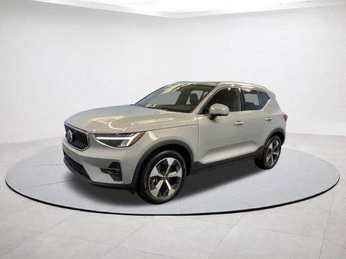 2025 Volvo XC40 B5 Plus Bright Theme