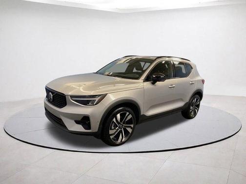 2025 Volvo XC40 B5 Plus Dark Theme