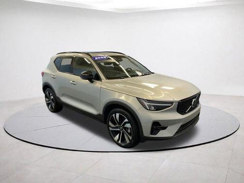2025 Volvo XC40 B5 Plus Dark Theme
