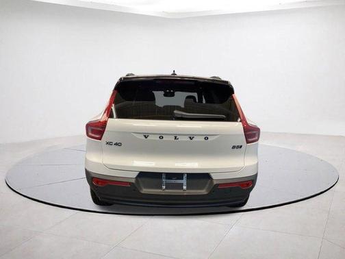 2026 Volvo XC40 B5 Ultra Black Edition