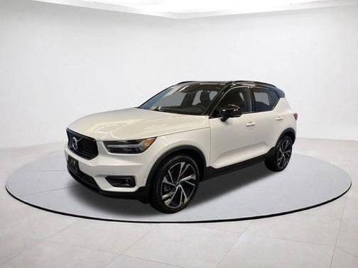 2022 Volvo XC40 T5 R-Design
