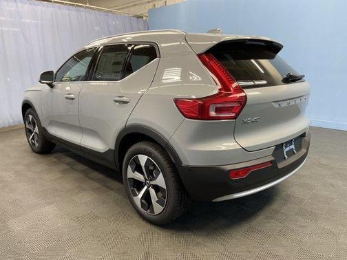 2025 Volvo XC40 B5 Plus Bright Theme