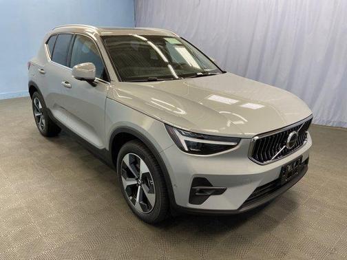 2025 Volvo XC40 B5 Plus Bright Theme