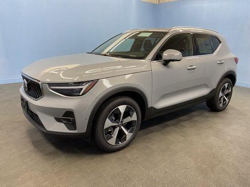 2025 Volvo XC40 B5 Plus Bright Theme